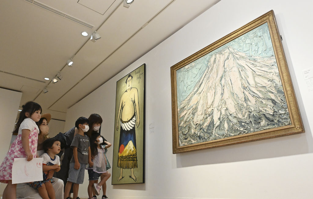 古今の作家が描いた富士山や東海道の作品が並ぶ＝５日午前、長泉町のベルナール・ビュフェ美術館（東部総局・山川侑哉）