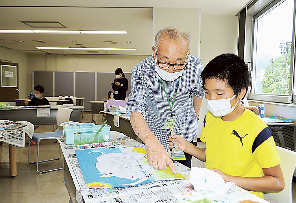 松山さんからアドバイスを受ける児童（右）＝熱海市立図書館