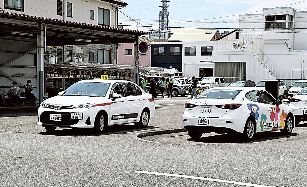 自動車の安全運転の審査に挑む参加者ら＝静岡市葵区の古庄自動車学校