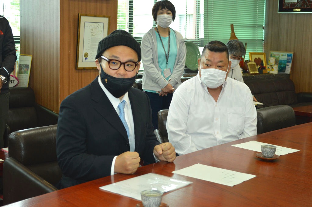 現役引退を報告し、今後の目標を語る磋牙司さん(左)=三島市役所