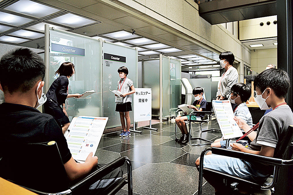 窓口の接客 児童が挑戦 沼津 スルガ銀行で見学ツアー あなたの静岡新聞