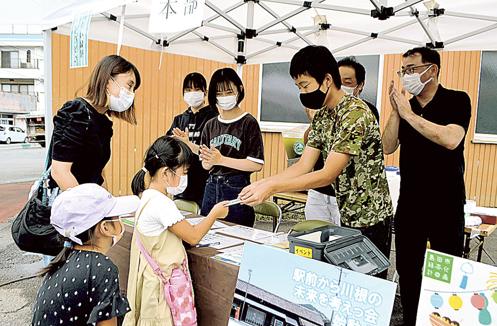 地元の中学生も運営に加わった「かわねさくらマルシェＤＥ夏祭り」＝島田市川根町家山