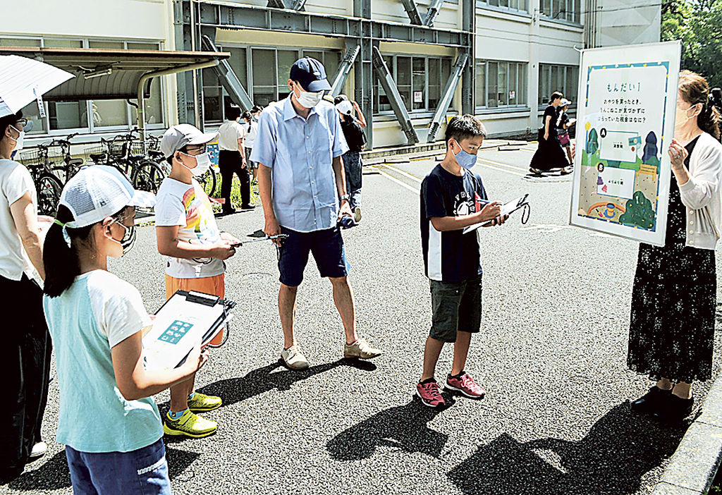 クイズ形式で税の使い道などを学ぶ子供たち＝静岡市葵区の静岡税務署