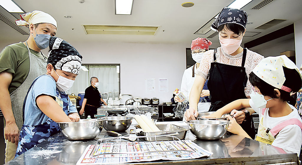 地元のウナギとシラスを使った創作料理を学ぶ参加者＝浜松市西区の雄踏文化センター