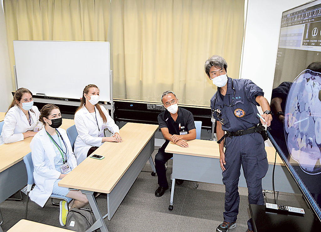 研修を受けるウクライナの医大生（左３人）＝伊豆の国市の順天堂大静岡病院