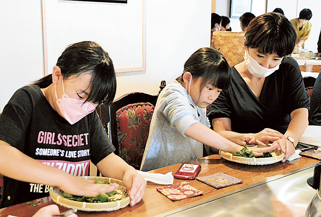 茶葉を転がすように手もみをする参加者＝静岡市葵区のレストラン「ルモンドふじがや」