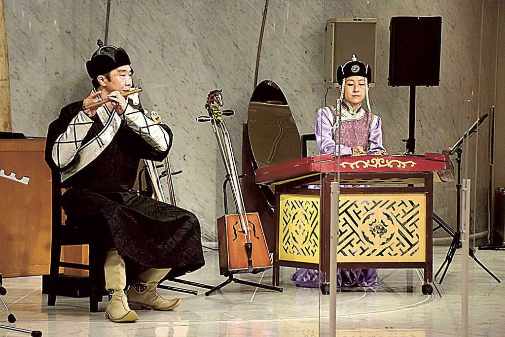 リンベとヨーチンを演奏するマハバルさん（左）と山本さん＝浜松市中区の市楽器博物館