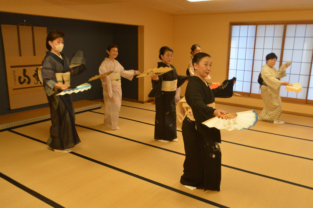関美さん（右から２人目）から踊りを教わる参加者＝熱海市内