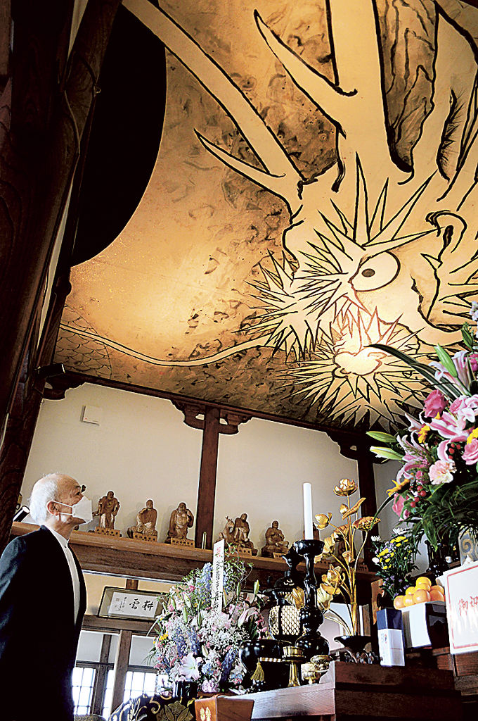 奉納された天井画「駿河龍神」を確認する八木さん＝静岡市葵区の瑞龍寺