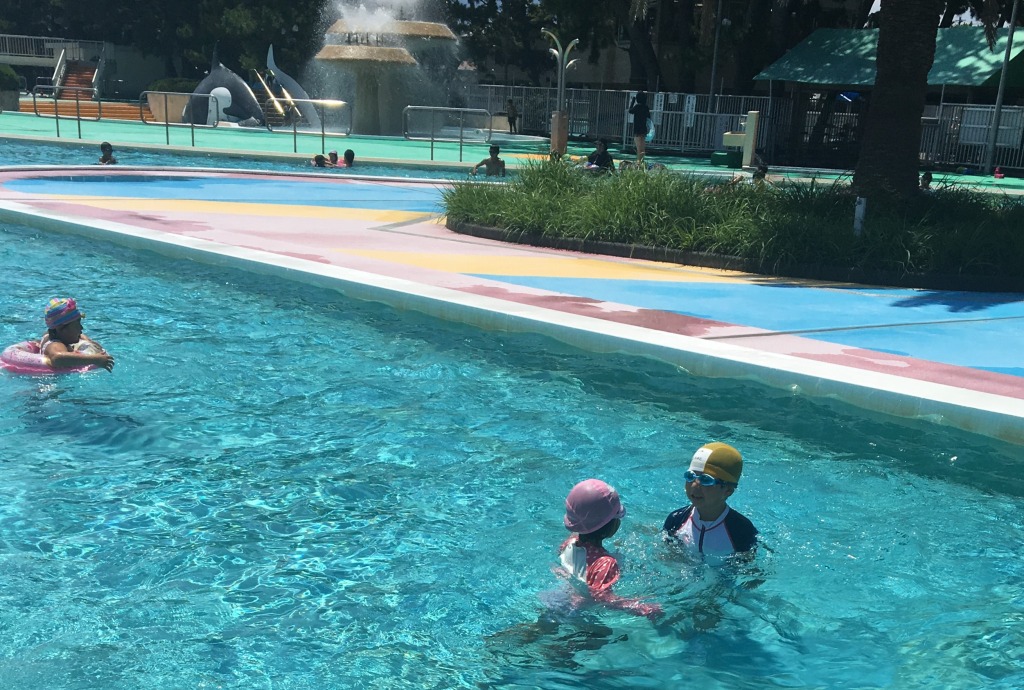 子どもたちに人気の流れるプール＝静岡市駿河区の大浜プール