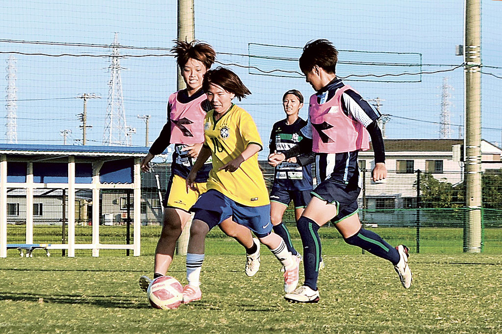 知的障害者が参加するサッカー教室のメンバーと交流試合をする選手ら＝磐田市の静岡産業大第２グラウンド