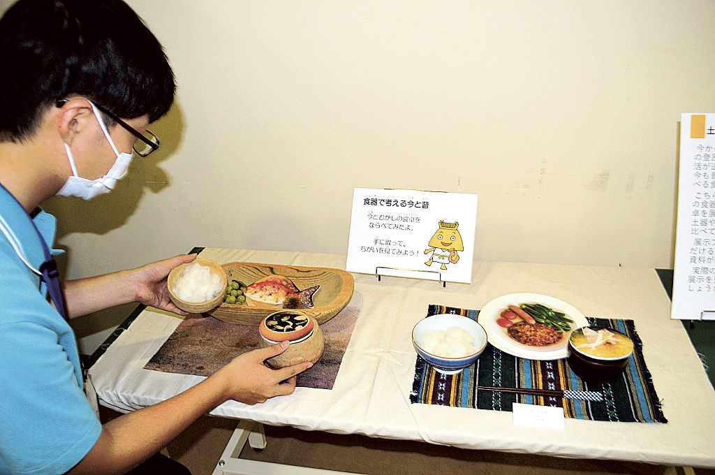 学芸員を目指す大学生が「弥生時代と現代の食事」をテーマに自作した展示＝静岡市駿河区の登呂博物館