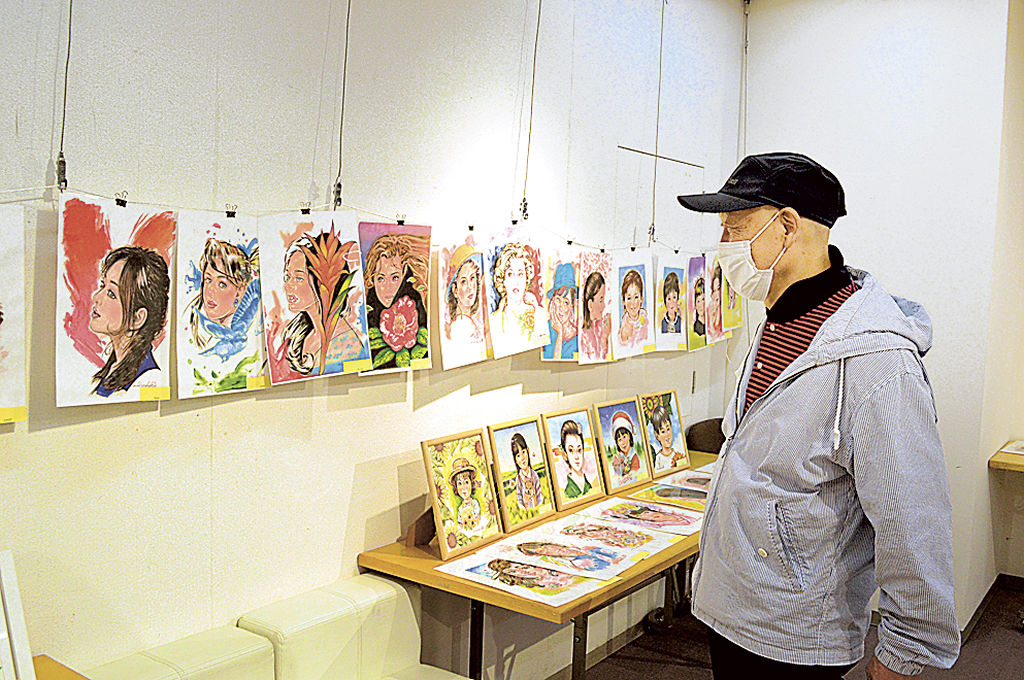 女性を中心とした人物画が並ぶイラスト展＝静岡市葵区のギャラリーえざき
