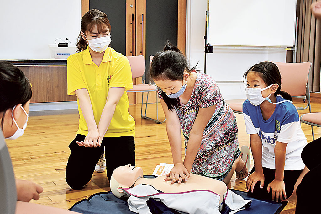 学生から応急処置について学ぶ参加者＝浜松市西区の舞阪協働センター