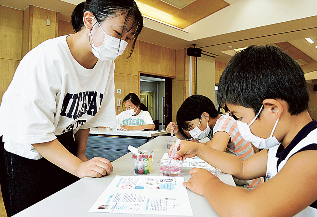 「水ビーズ」作りに挑戦する子どもたち＝富士宮市の大富士交流センター