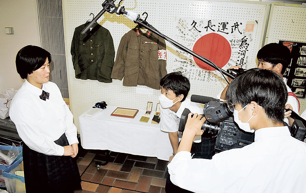高校生委員（左）にインタビューする水野さん（中央）ら取材班＝島田市内