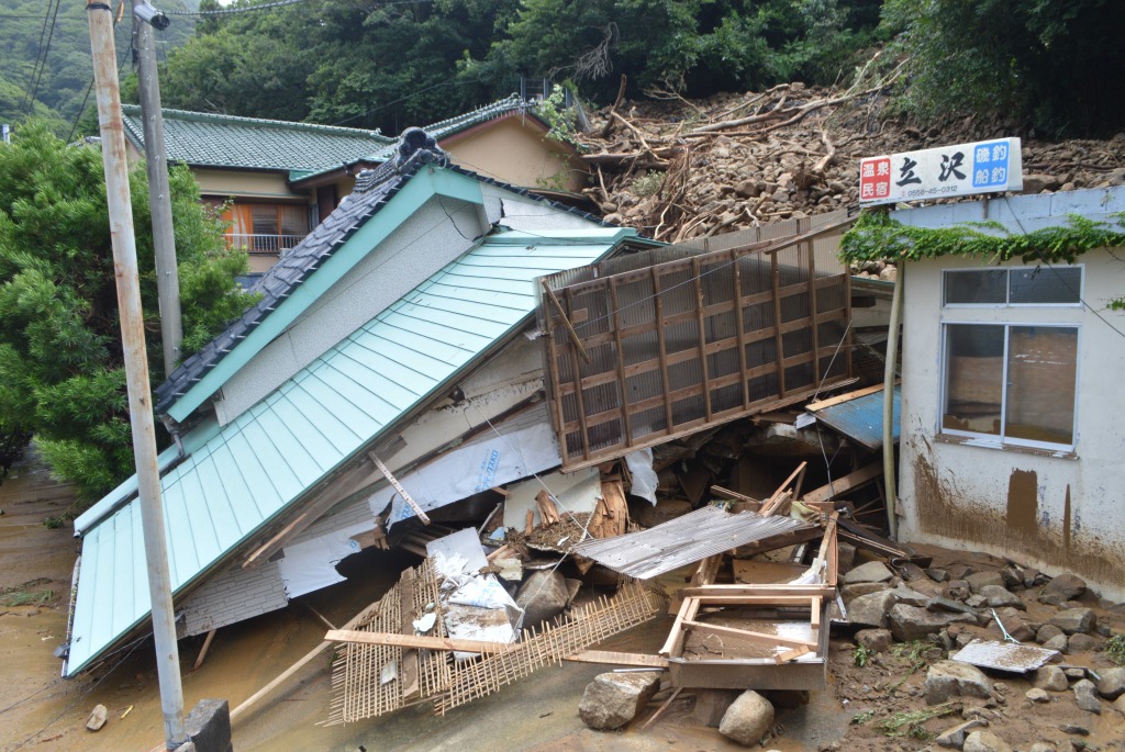 土砂崩れの影響で倒壊した空き家＝１４日午前、松崎町雲見
