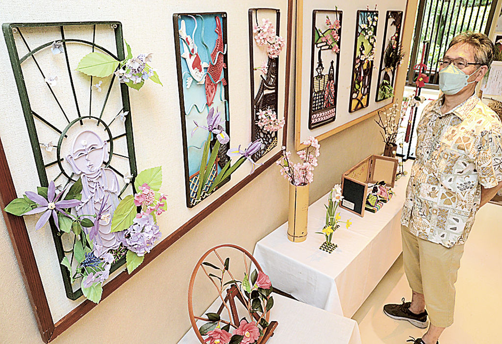 尾上さんが紙バンドで表現した花などの作品＝浜松市浜北区の万葉の森公園資料館