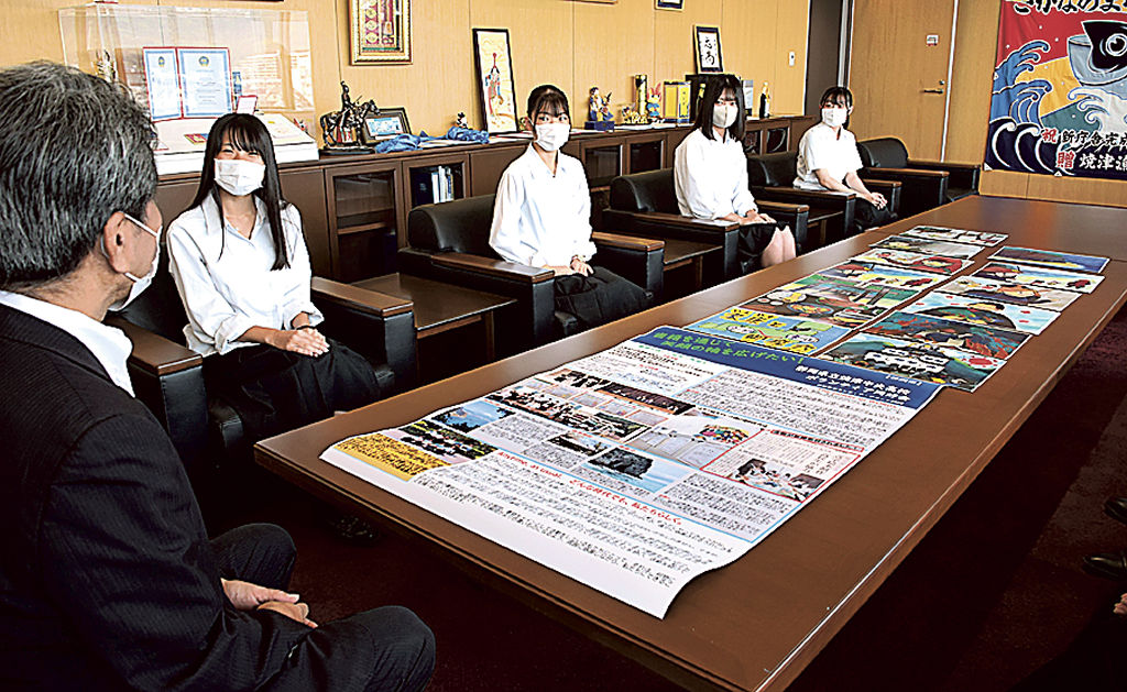 ブースに展示するポスターや紙芝居を披露する生徒たち＝焼津市役所