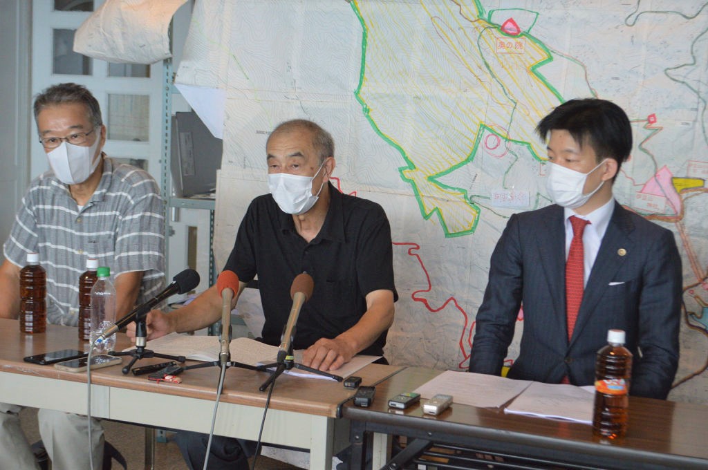 熱海市長を業務上過失致死容疑で告訴した小川泉さん（中央）ら＝１６日午後、熱海市