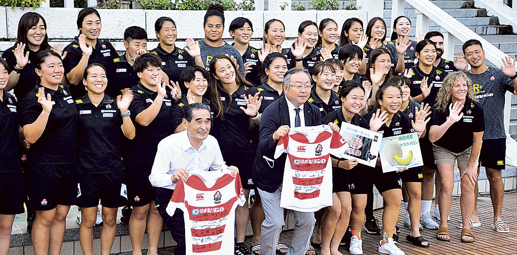 歓迎セレモニーで写真に納まる女子１５人制ラグビー日本代表の選手ら＝御前崎市