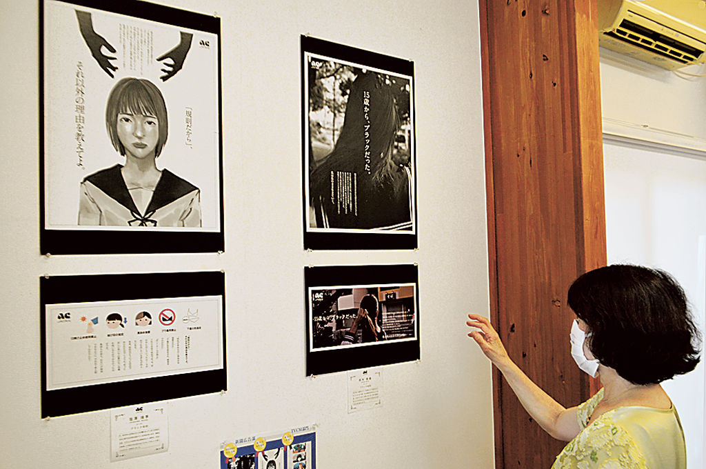 作品を紹介するギャラリーの職員＝静岡市葵区七間町の「デザインファーム」