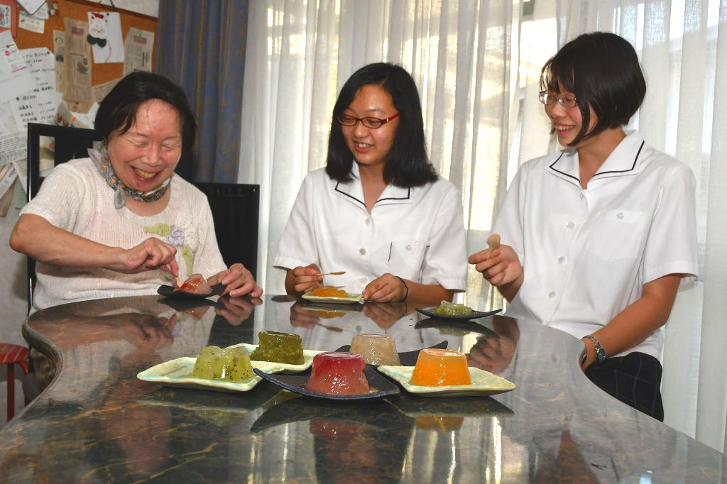 紺野祐子さん（左）に試食した感想を聞く山崎恵美さん（中央）と渡辺佳央さん＝８月上旬、富士市内