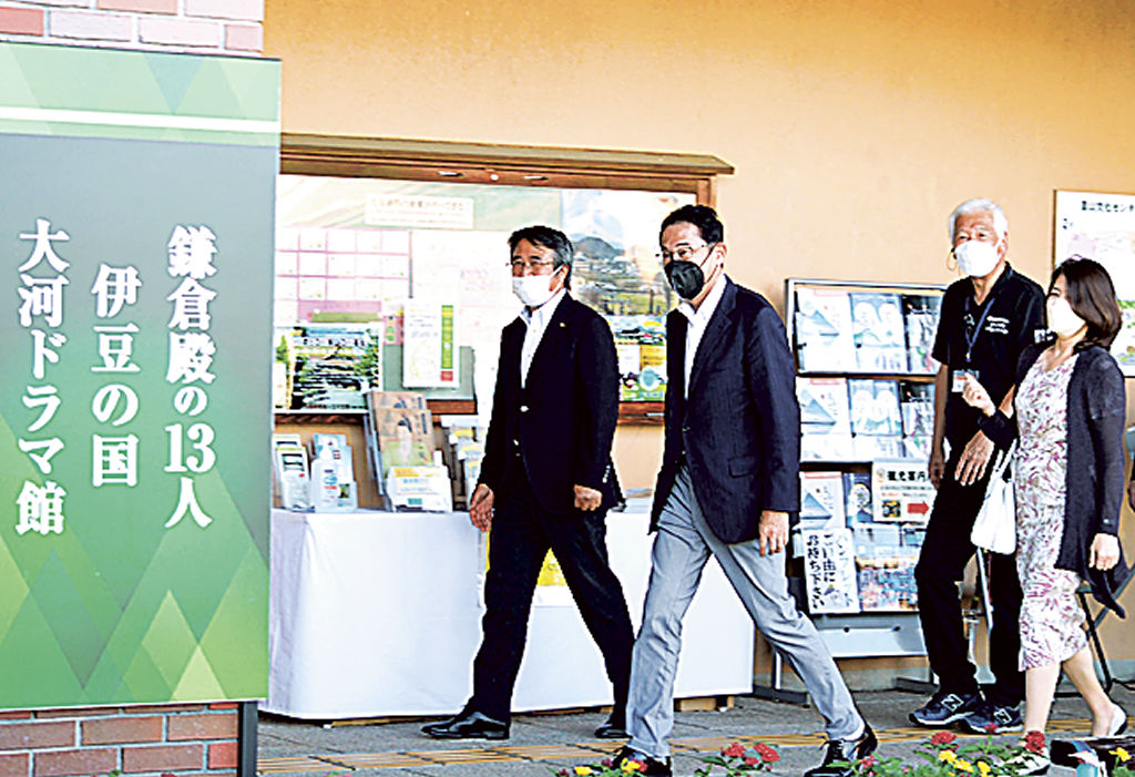 大河ドラマ館を訪れた岸田文雄首相（左から２人目）＝１８日午後、伊豆の国市の韮山時代劇場