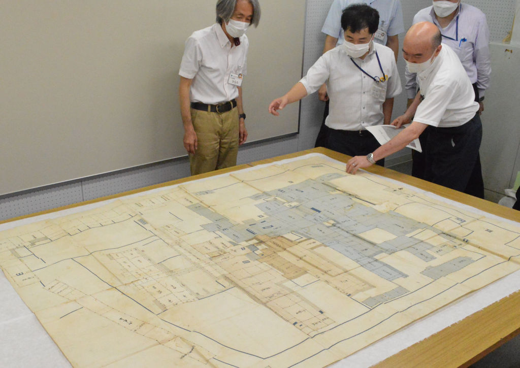 発見された「浜松城二の丸絵図」＝１９日午後、浜松市役所