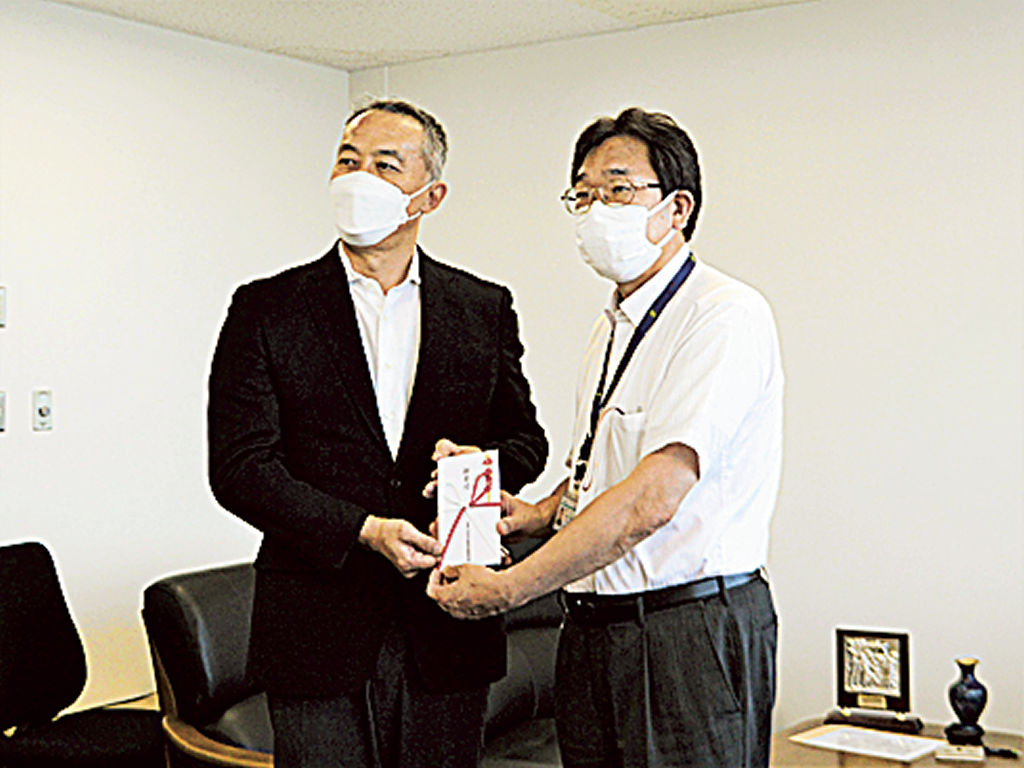 目録を手渡す疋田本部長（左）＝静岡市葵区の県立こども病院