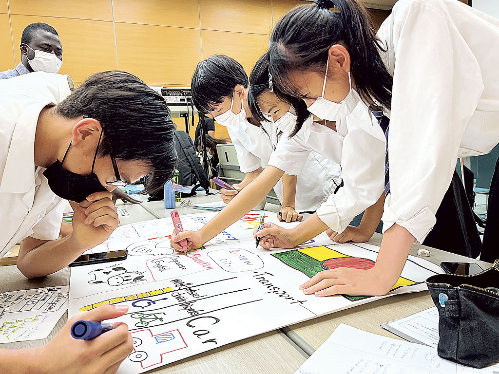 「架空の国」をテーマに発表の準備をする生徒ら＝静岡市駿河区のグランシップ