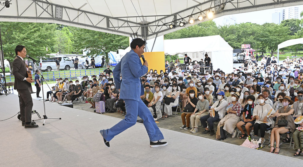 メインステージでお笑い芸人のネタを楽しむ来場者ら＝２０日午後、静岡市葵区の駿府城公園