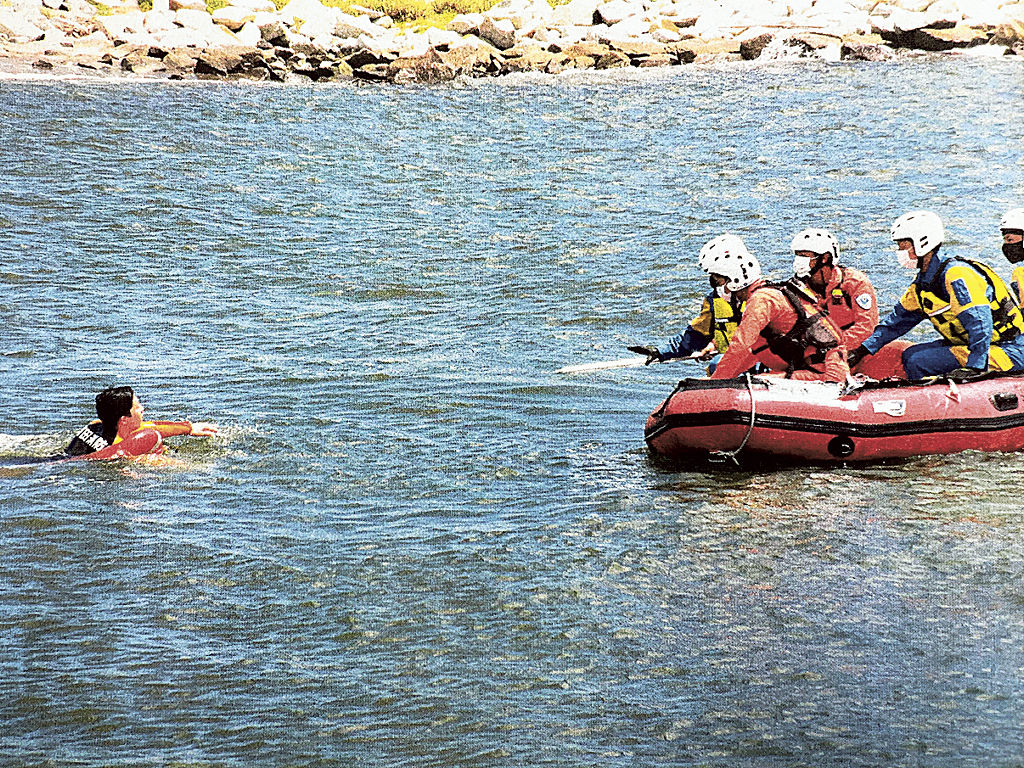 ゴムボートを使った救助訓練に臨む署員ら＝磐田市豊浜