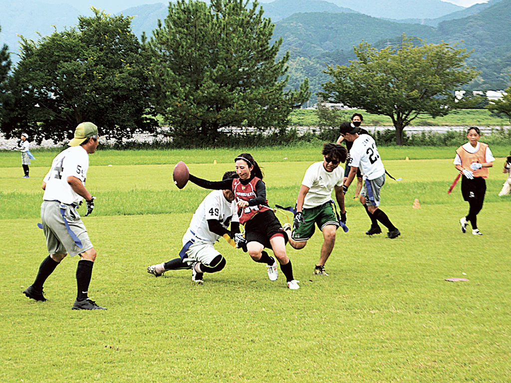 熱戦を展開する選手たち＝静岡市葵区与一の安倍川河川敷