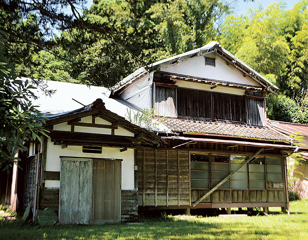 「御師の家」の面影を残す旧渡辺家住宅。周辺一帯で公園整備が計画されている＝７月下旬、裾野市須山