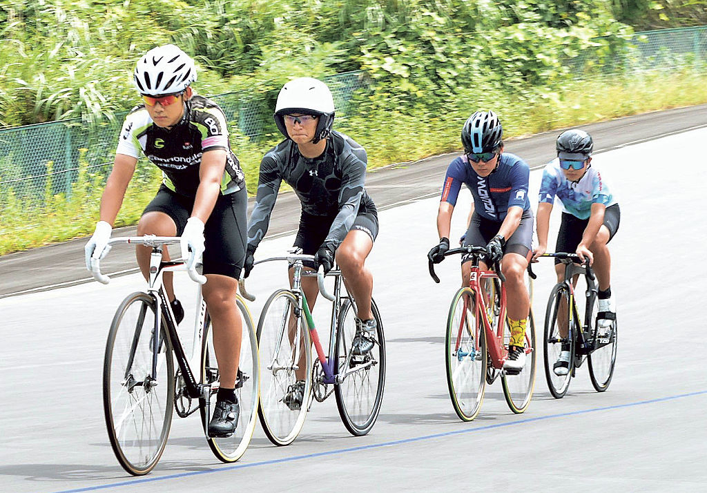 自転車のトレーニングに取り組む選手＝伊豆市の日本サイクルスポーツセンター