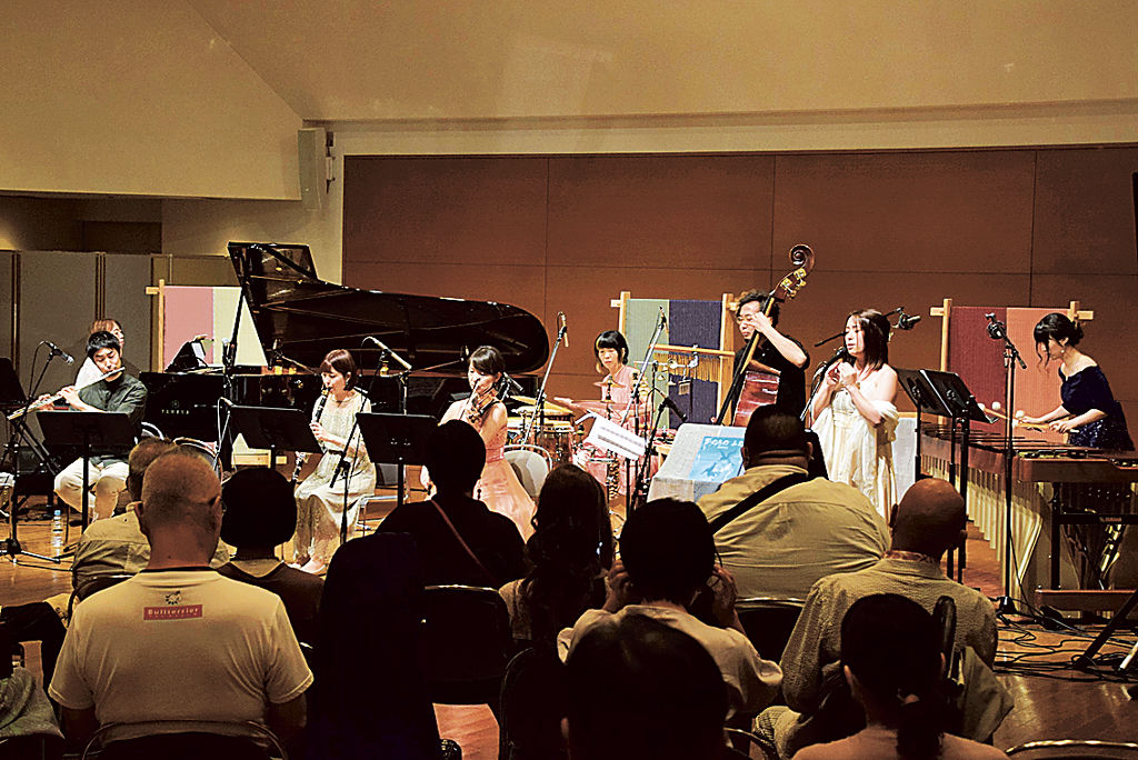 演奏を披露するメンバー＝浜松市中区のアクトシティ浜松音楽工房ホール