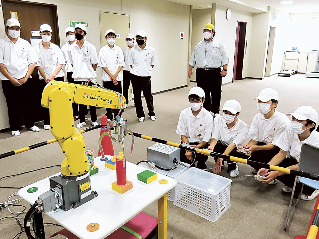 ロボットの特徴や動きを見学する生徒＝浜松市北区の日本設計工業