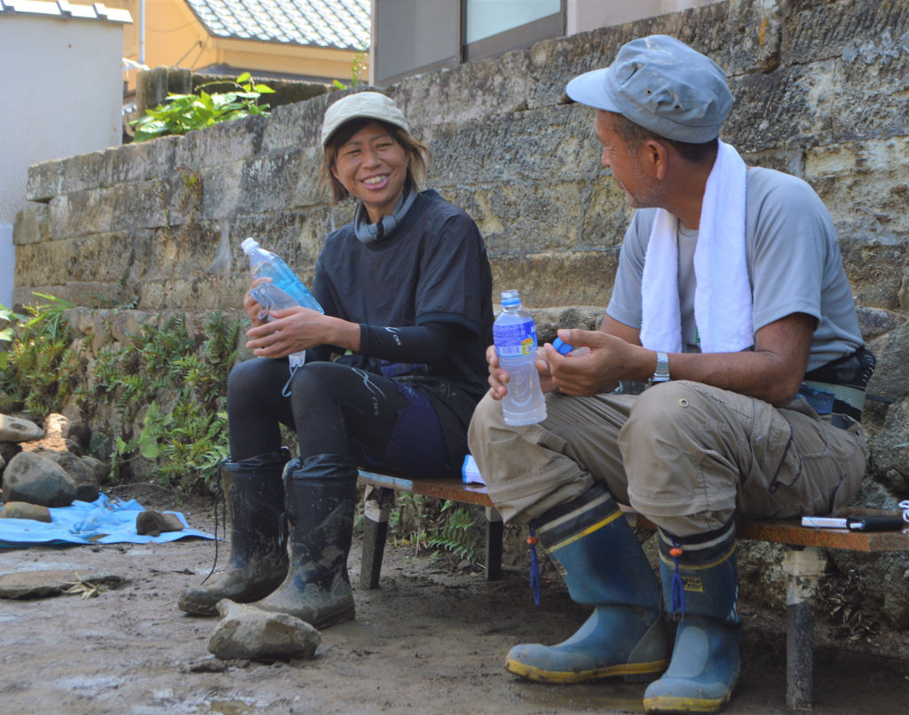 ボランティアに参加し、休憩時間に地元住民と会話を弾ませる福士さん（左）＝松崎町雲見