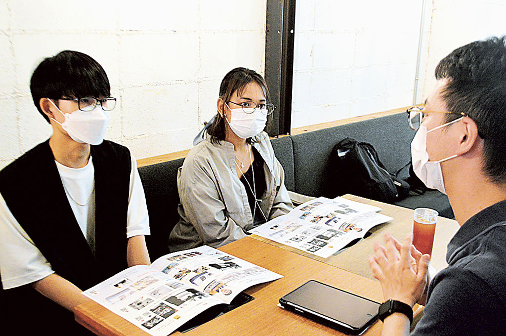 就職活動について相談する学生たち＝静岡市葵区七間町の就活カフェ「ＮＡＮＡ―ＳＨＯＫＵ」