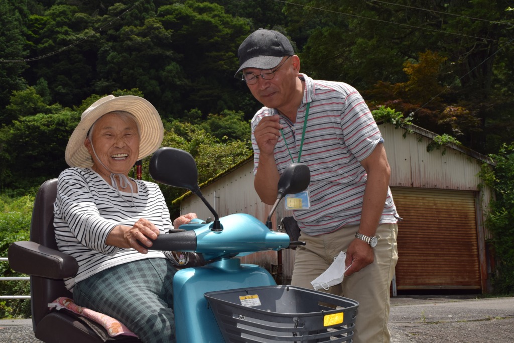 電動車いすの便利さを語る勝見和子さん（左）と望月一平さん＝７月、静岡市葵区