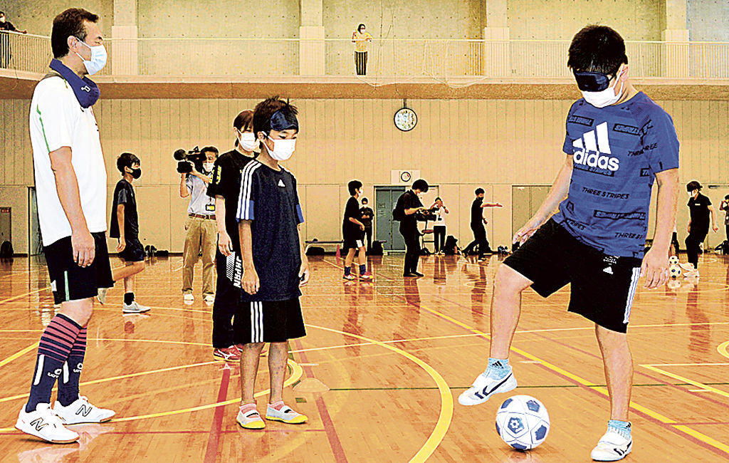 ブラインドサッカーを体験する子どもたち＝浜松市中区の静岡文化芸術大