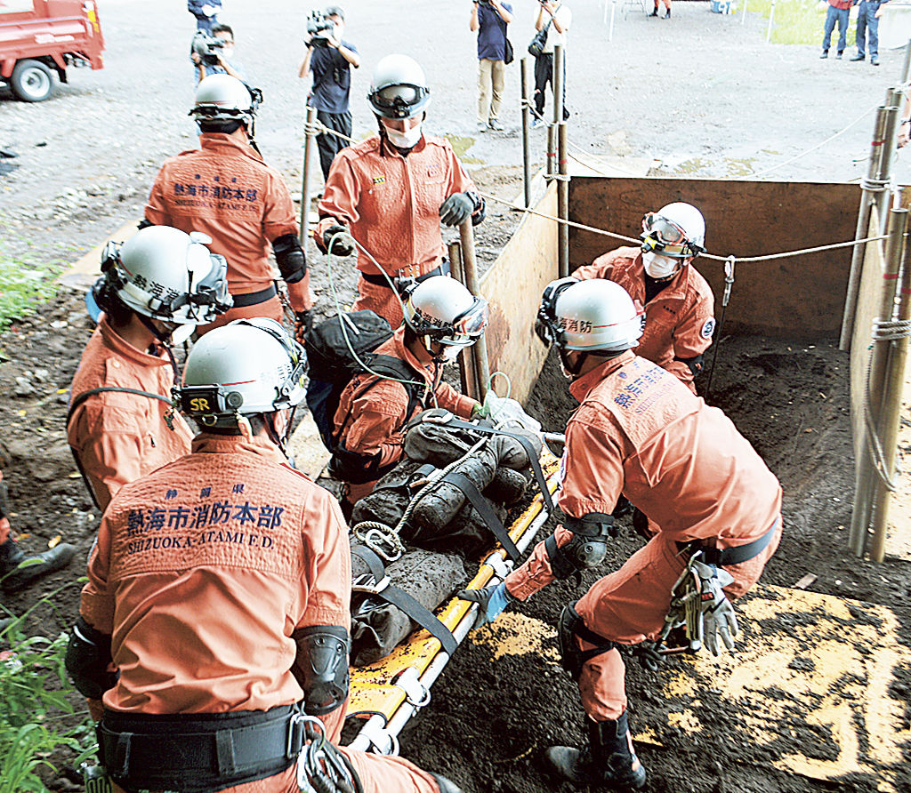 土砂災害を想定した救助活動の訓練に当たる消防隊員＝熱海市泉