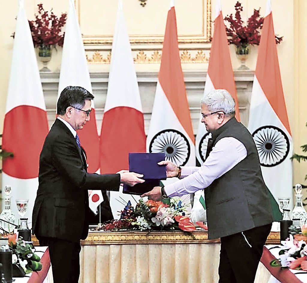 現地州政府高官と覚書を交わす鈴木俊宏社長(左)=19日午後、インド・ニューデリー