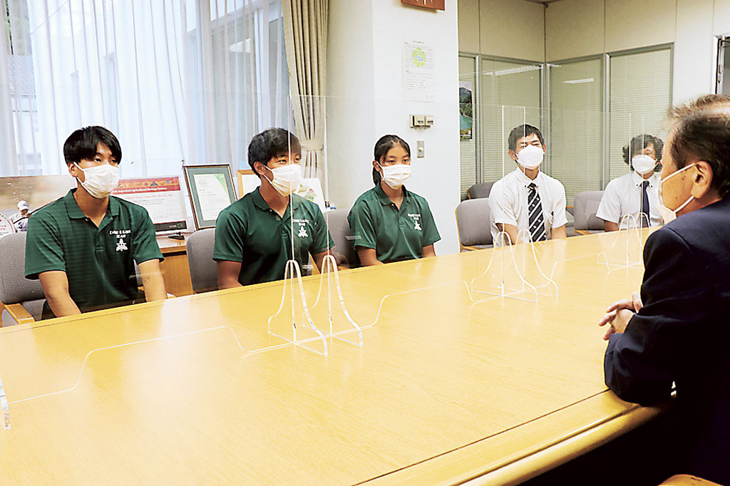 薗田町長を表敬訪問した（左から）平井さん、小野島夏さん、小野島愛さん＝川根本町役場