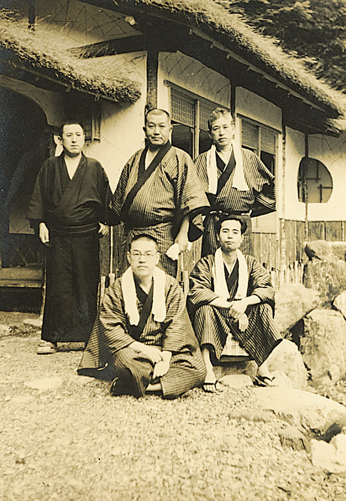 梅ケ島滞在時の写真。後列中央が吉井勇、その左が手塚忠告さん（同ホテル提供）