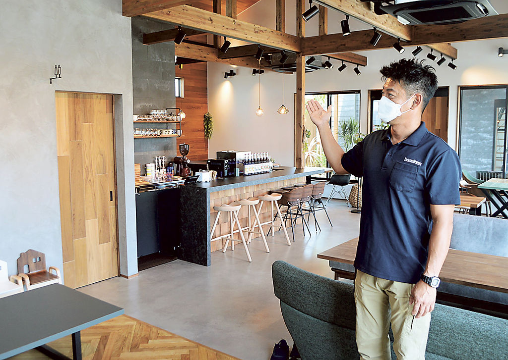 新築移転する本社に併設したカフェを紹介する長谷川貴生社長。戸建て住宅部門強化の戦略拠点として活用する＝吉田町神戸