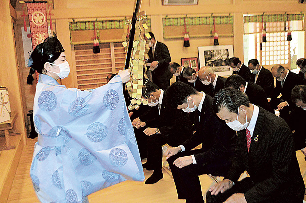 富士山の閉山式で神事を執り行う関係者＝裾野市の須山浅間神社