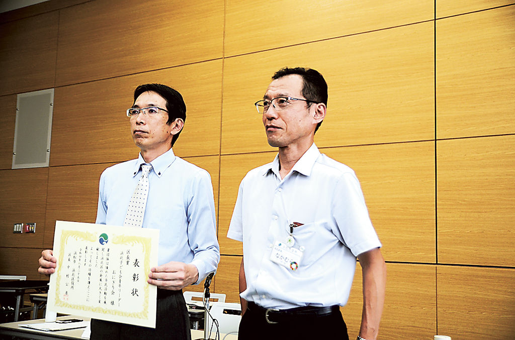 中村区長（右）から表彰状を受け取った池谷さん＝浜松市浜北区役所