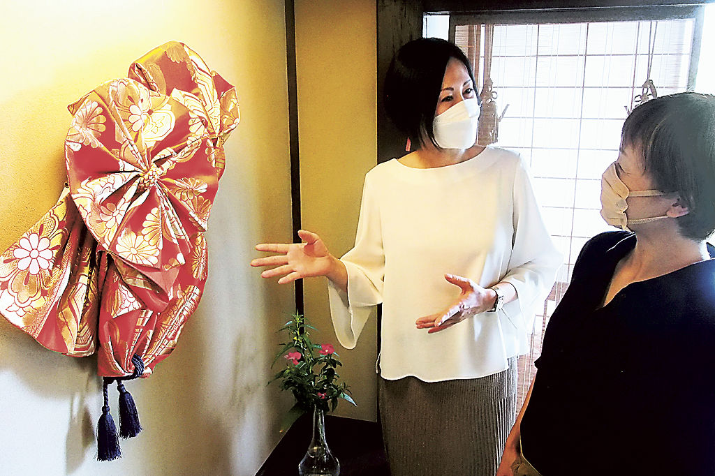 独自の帯アートを展示している白幡さんの作品展＝磐田市岩井のお茶のかねまつ角打ち茶屋
